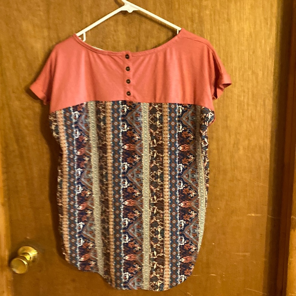 Rewind. XL. Patterned lower part of shirt. Solid color top of shirt.